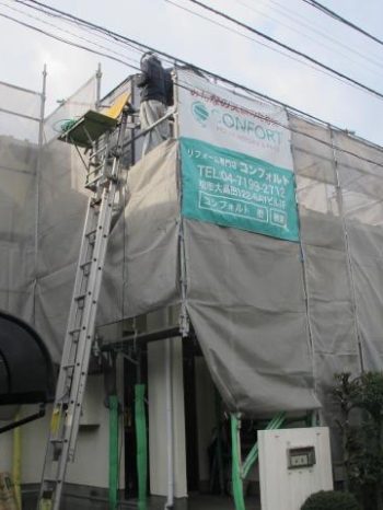 柏市S様邸の足場の組み立ての様子