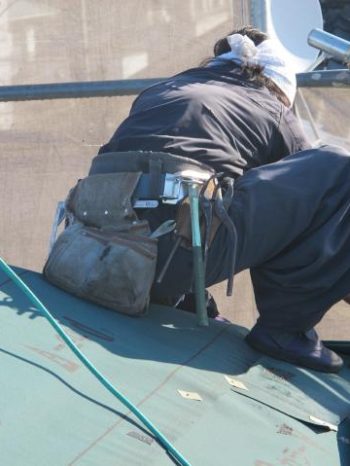 柏市S様邸の屋根カバー工法の様子