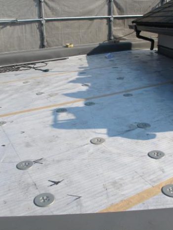 柏市N様邸の陸屋根に絶縁シートを敷き込み