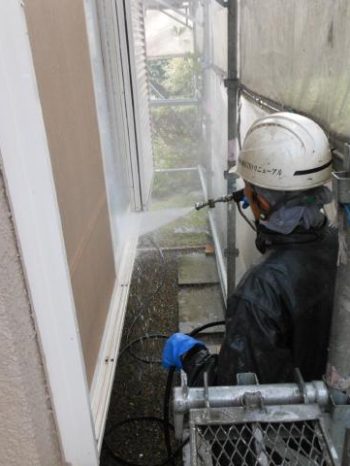 守谷市Y様邸の外壁の高圧洗浄の様子