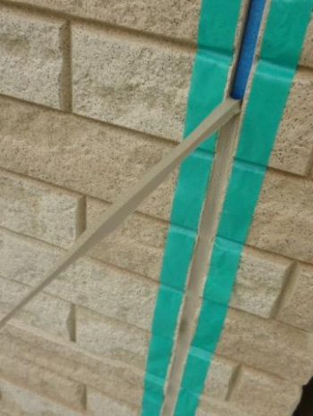 柏市S様邸の外壁サイディング目地シーリングを撤去している様子