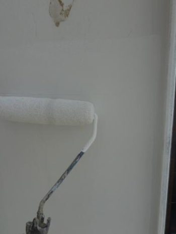 柏市S様邸の軒天塗装の様子