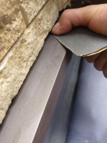 柏市S様邸の土台水切りのケレンの様子