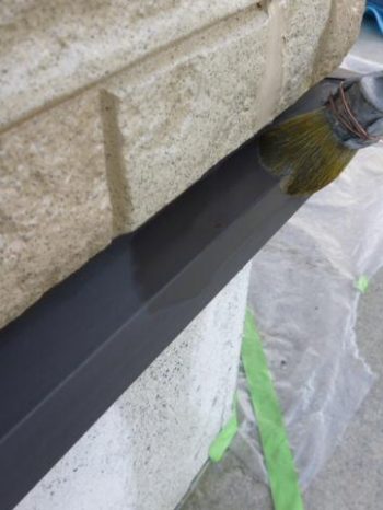柏市S様邸の土台水切りの上塗り塗装2回目の様子