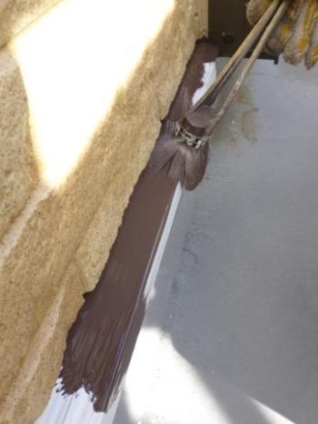 柏市S様邸の土台水切りの上塗り塗装1回目の様子