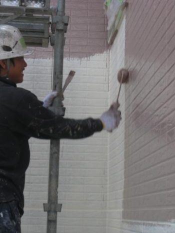 牛久市T様邸の外壁中塗り