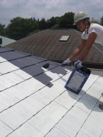 牛久市T様邸の屋根の中塗り