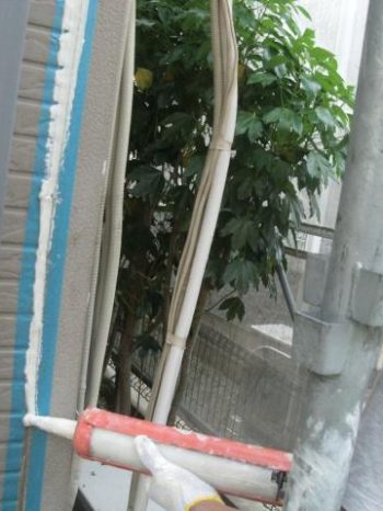 牛久市T様邸のシーリングを充填している様子
