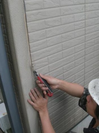 牛久市T様邸のシーリング撤去している様子