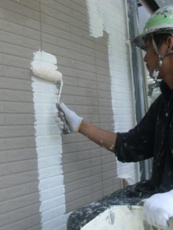 牛久市T様邸の外壁下塗り