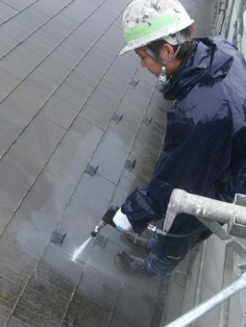 牛久市T様邸の屋根高圧洗浄の様子