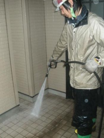 牛久市T様邸の外壁高圧洗浄の様子