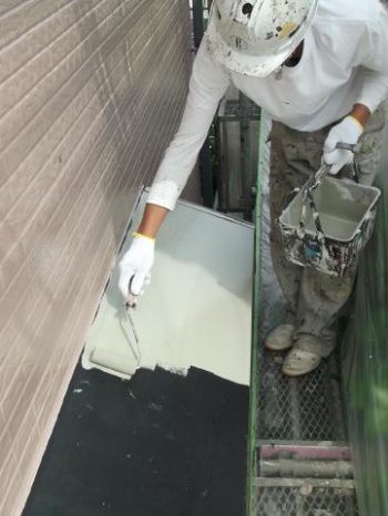 牛久市T]様邸の出窓屋根の下塗り