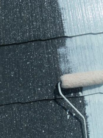 牛久市T様邸の屋根の下塗り