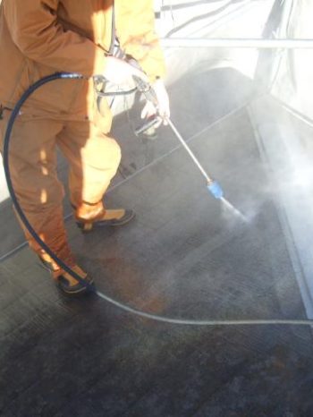 柏市U様邸の屋根の高圧洗浄の様子