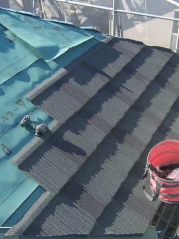 柏市U様邸の屋根カバー工法の様子