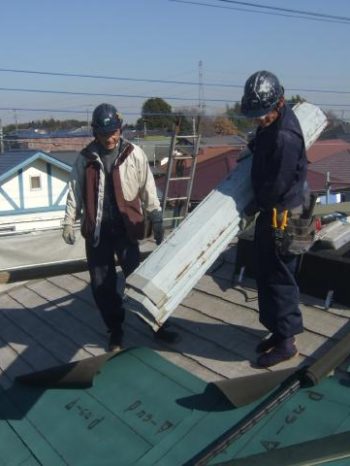 柏市U様邸の屋根カバー工法の様子