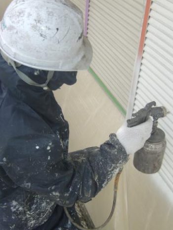 柏市U様邸の雨戸塗装の様子