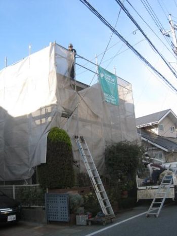 柏市U様邸の足場の組み立ての様子