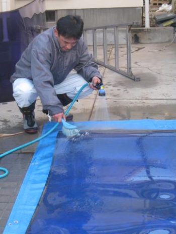 柏市U様邸のカーポート屋根を掃除している様子