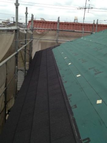松戸市W様邸の屋根カバー工法の様子