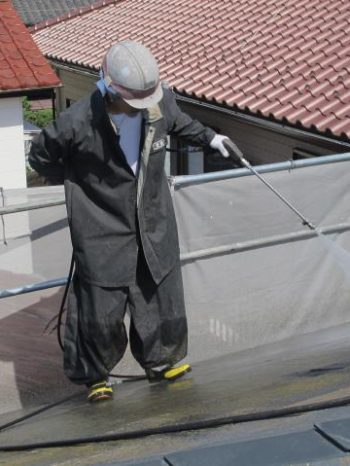 松戸市W様邸の屋根の高圧洗浄の様子