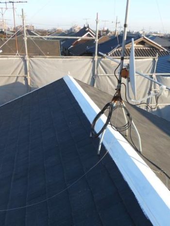 柏市Y様邸の屋根の棟板金錆止め塗装の様子