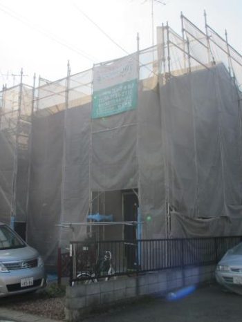 柏市Y様邸の足場の組み立ての様子