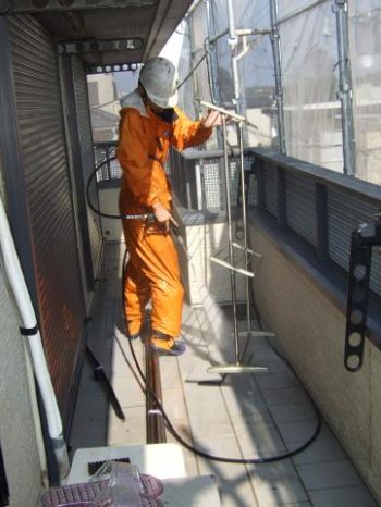 鎌ケ谷市S様邸の外壁高圧洗浄の様子