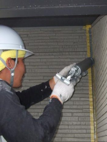 鎌ケ谷市S様邸の外壁シーリング打ち替えの様子