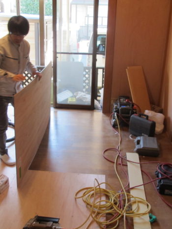 床もクッションフロアを貼るため、下地合板を貼ります。