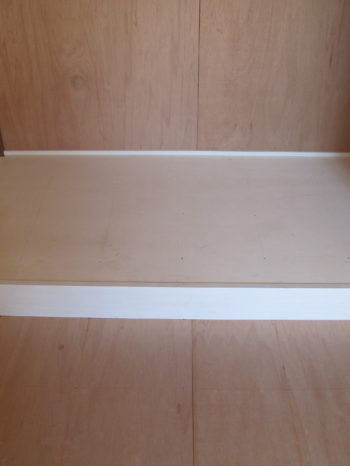 床の間も上から下地合板を貼り、クッションフロアで仕上げます。