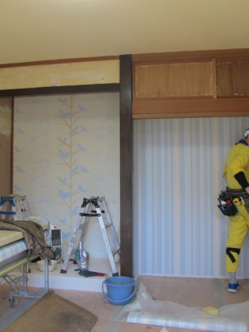 クロス貼りの様子。