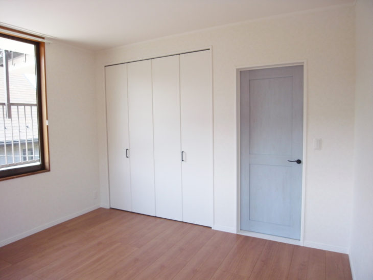 洋室のフローリング張り替えとドアと折れ戸の交換後